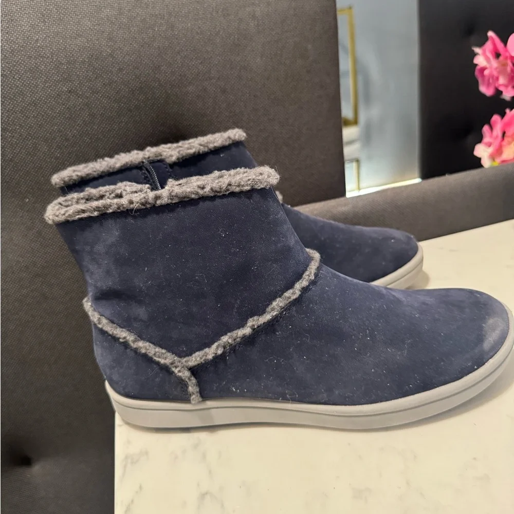 Cloudsteppers bu clarks Blue Ankle Boots with Faux Fur Trim